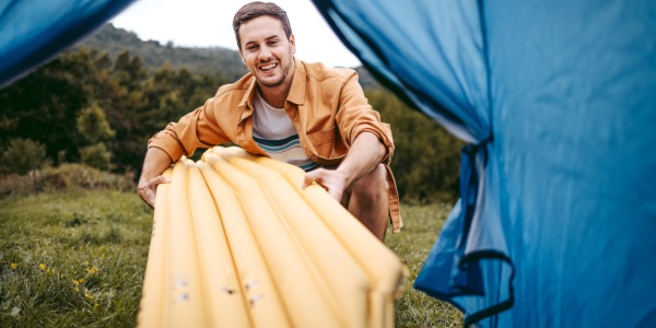 Materassino da campeggio: meglio compatto o autogonfiante?