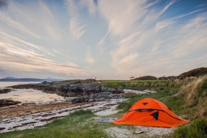 Si può dormire in una tenda da campeggio in spiaggia?